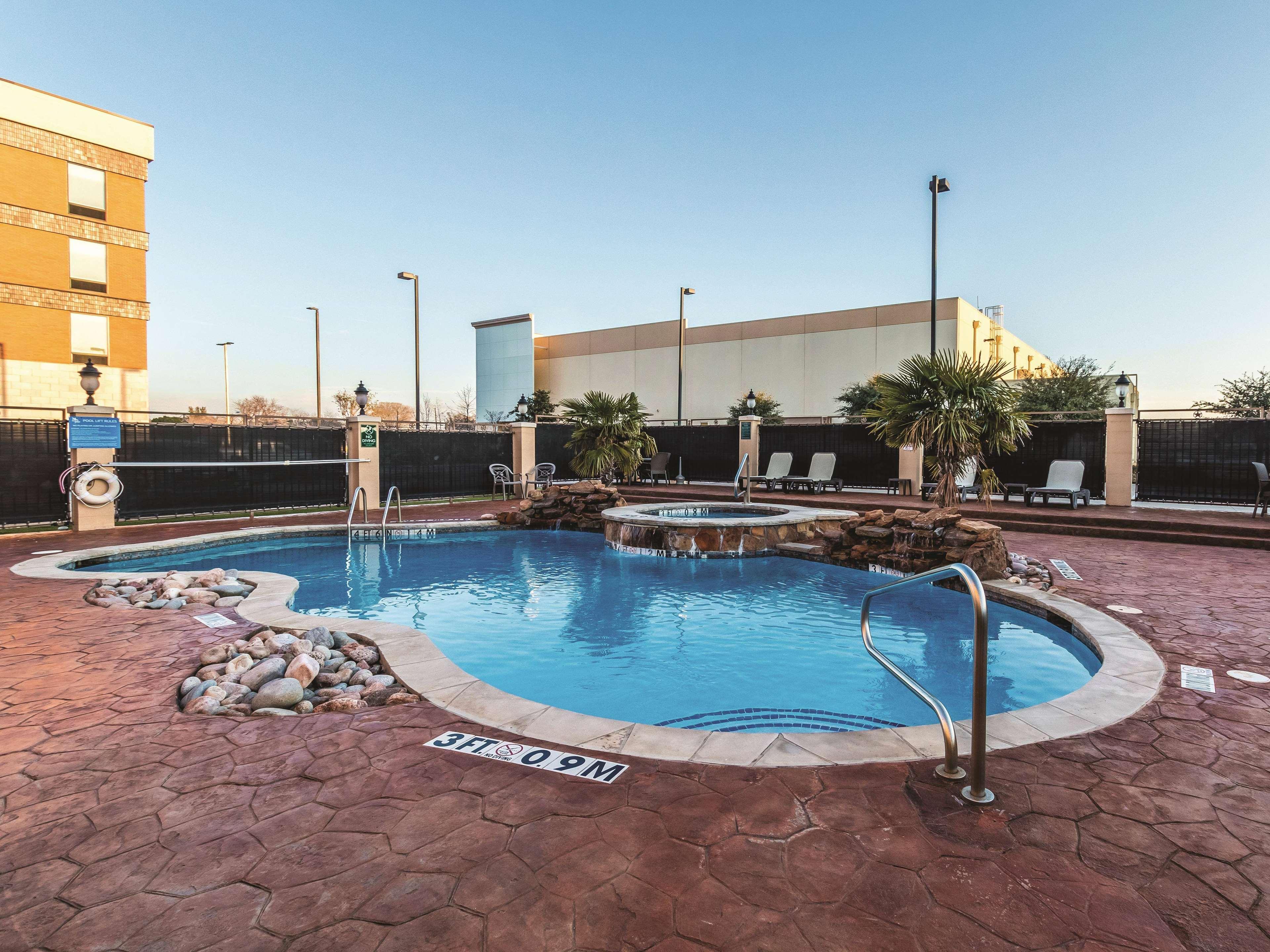 La Quinta By Wyndham Dallas Grand Prairie South Hotel Bagian luar foto