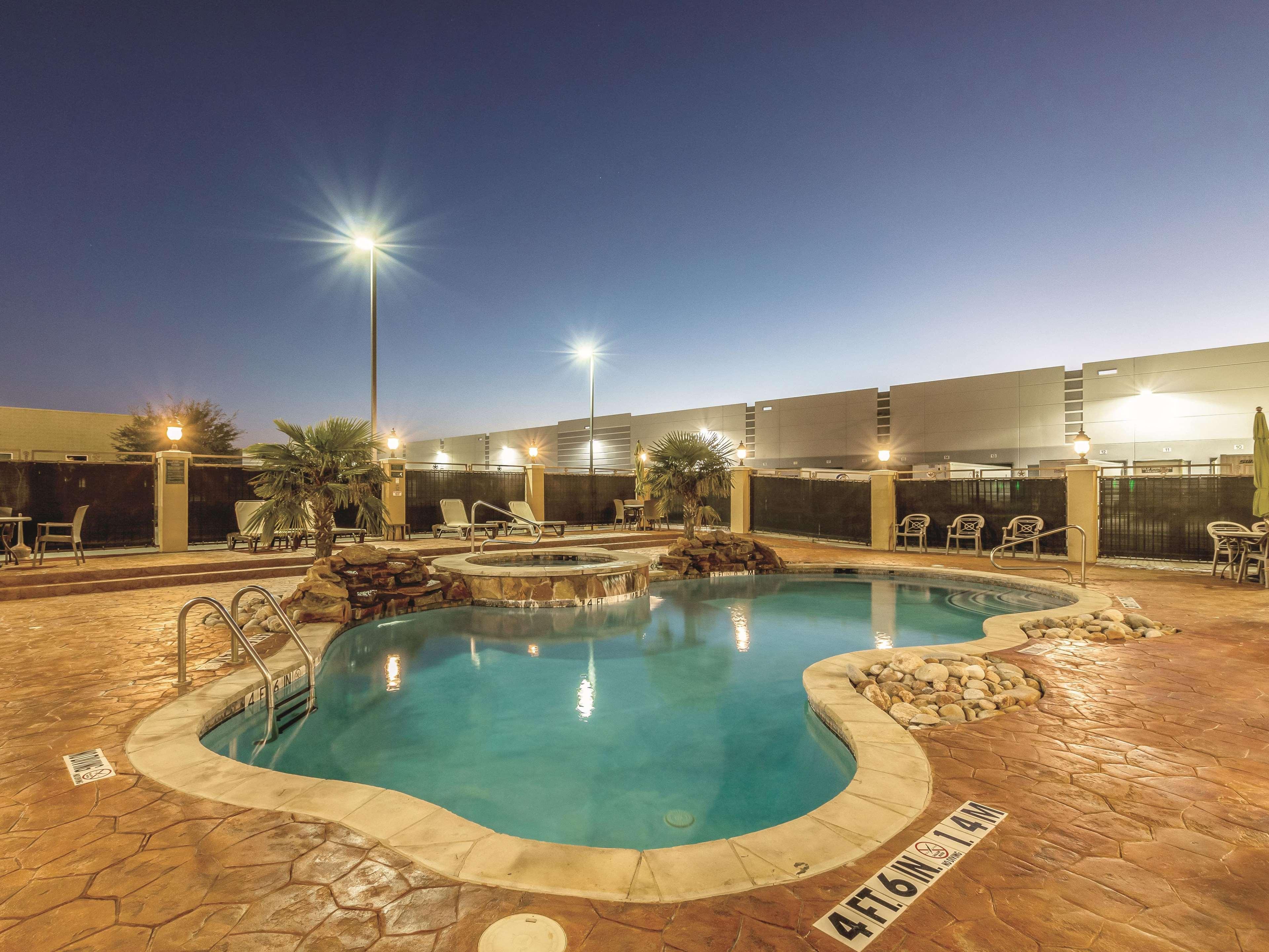 La Quinta By Wyndham Dallas Grand Prairie South Hotel Bagian luar foto